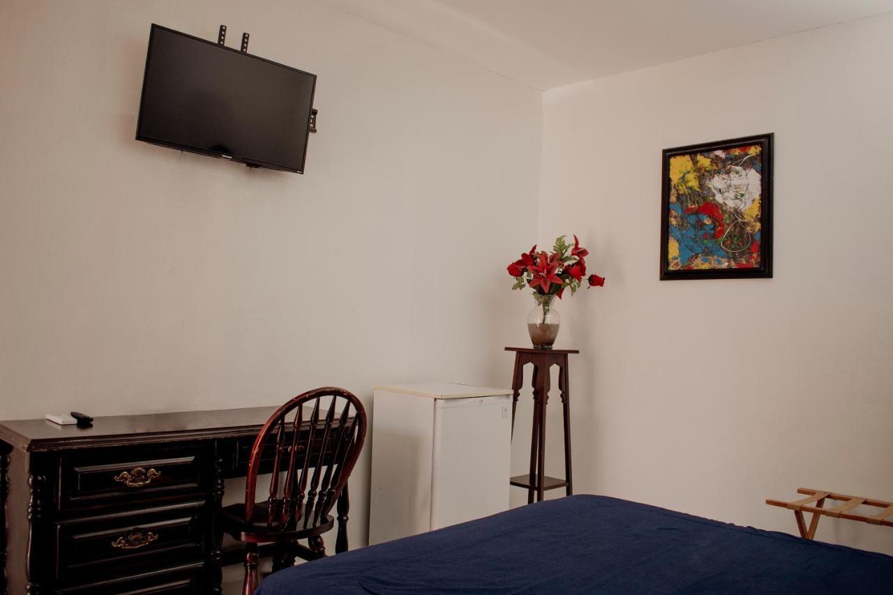 Suites Cervantes Chihuahua Extérieur photo
